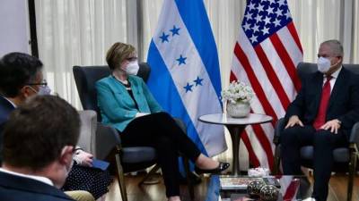 Laura Dogu asumió funciones el 12 de abril, en la reanudación plena de las relaciones diplomáticas de Estados Unidos con Honduras, que se habían mantenido a nivel de encargado de negocios desde 2017.