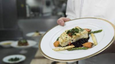 Este domingo se celebrará en el hotel The Beverly Hilton, en Los Ángeles, la gala número 76 de los Globos de Oro, premio que distingue a lo mejor del cine y la televisión.Y teniendo a la crema y nata de Hollywood reunida el evento tendrá un menú exquisito.