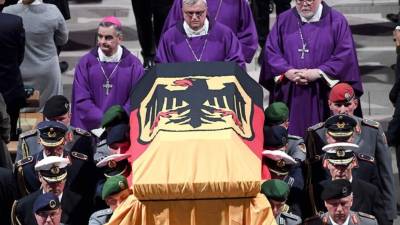 El ataúd fue cubierto por la bandera alemana.