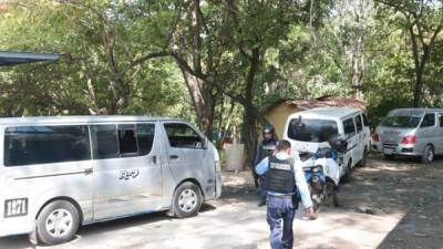 La Policía llegó al punto de buses de la Ruta 7 para efectuar investigaciones del caso.