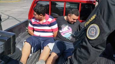 Siendo trasladados por agentes antimaras en San Pedro Sula.