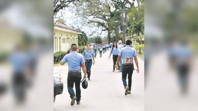 Los estudiantes de la UNA en el campus.