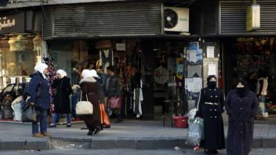 Sirios hacen compras en el mercado de Bab Sreijeh en la vieja ciudad de Damasco, Siria. EFE