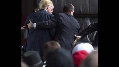 Momentos en que el candidato Donald Trump es auxiliado por sus guardespaldas.