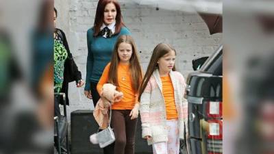 Priscilla Presley de paseo con sus nietas.