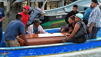 Ya han sido entregados a sus familiares 24 cuerpos de los misquitos que naufragaron en La Mosquitia. Foto: AFP