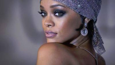 Rihanna llegó a los CFDA Fashion Awards de Nueva York con un vestido de malla transparente de Adam Selman ceñido al cuerpo.