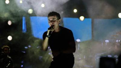 El cantante colombiano Fonseca cantó en un escenario lleno de efectos luminosos, interpretó sus éxitos y encantó a un fervoroso público que coreó las canciones con entusiasmo.