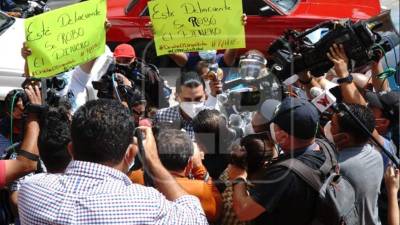 El exdirector de Invest-H llegó a las instalaciones de la Atic en medio de la presión de los periodistas y las protestas de ciudadanos.