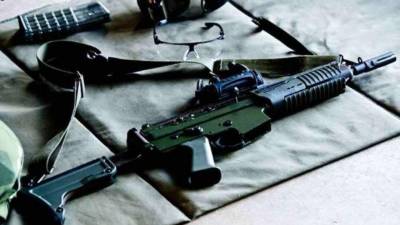 El fusil de asalto fue olvidado en plena vía pública por un soldado. Foto ilustrativa.