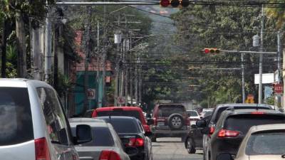 Con el cambio de semáforos en toda la ciudad se busca evitar el congestionamiento y prevenir accidentes. Foto: Franklyn Muñoz