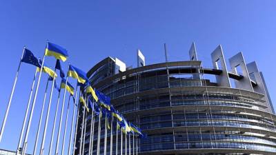 Fotografía muestra las banderas de la Unión Europea y Ucrania ondeando frente al Parlamento Europeo en Estrasburgo, este de Francia.