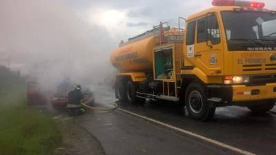 El vehículo quedó casi calcinado.