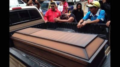 Familiares lloran la muerte violenta de Rosa Acosta de 17 años de edad.