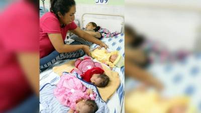 Los tres bebés, un niño y dos niñas, junto con su progenitora horas después de la cesárea. Fotos: Efraín V. Molina