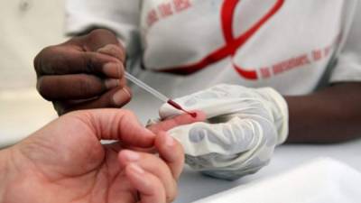 Centenas de personas asustadas de esa localidad de la provincia de Battambang se sometieron a los test de SIDA.