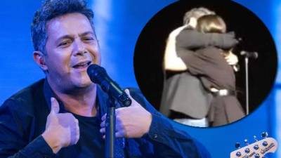 Alejandro Sanz abraza a su hija Manuela en un concierto en México.