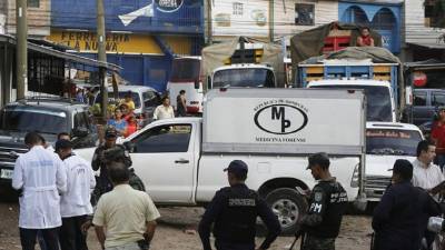 Autoridades de la DPI y de Medicina Forense en la escena del crimen.