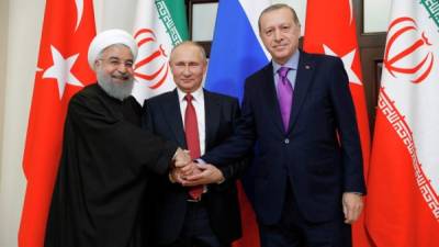 El presidente ruso, Vladímir Putin (c), y sus homólogos, el iraní, Hasán Rouhaní (i), y el turco, Recep Tayyip Erdogan (d). EFE/ Michael Klimentyev