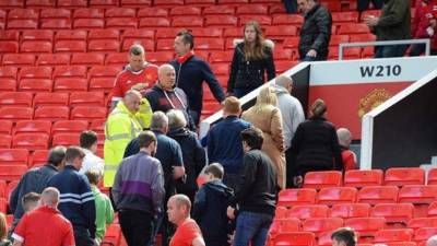 Las policía evacuó a los aficionados de manera pácifica.