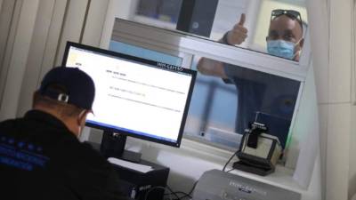 Uno de los turistas pasando por el control migratorio para entrar a territorio hondureño.