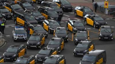 Los taxistas desfilaron en las principales calles de Barcelona.