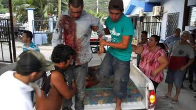 El mototaxi de José Morán volcó tras ser herido por los maleantes. Sus parientes que llegaron al lugar lloran su muerte.