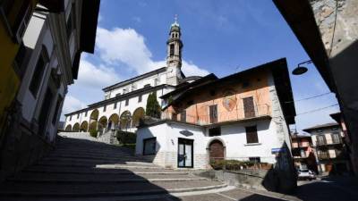 Calles vacías, algunas banderas que cuelgan de las ventanas y un alcalde que trata de consolar a sus conciudadanos: esto es Vertova, un poblado donde en pocas semanas murió el 1% de su población debido a la pandemia de coronavirus.
