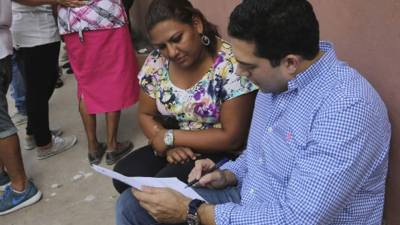 Juan Diego Zelaya y activistas del Partido Nacional en la colonia Suyapa haciendo la consulta a los militantes y simpatizantes del instituto político.