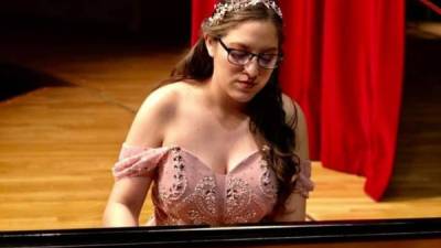 Fotografía de archivo de Gloria Lemus interpretando una pieza musical en el piano.