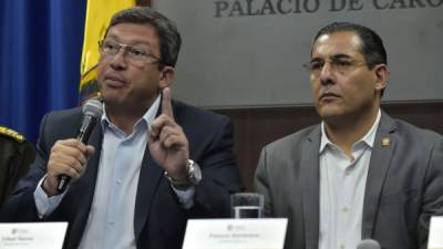 El ministro del Interior ecuatoriano, César Navas (izq.), acompañado por el ministro de Defensa Patricio Zambrano en la conferencia de prensa. AFP