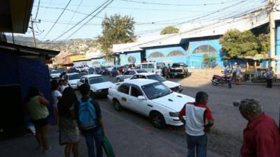 Algunas personas denunciaron a la Policía que algo raro pasaba dentro de un taxi.