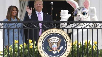 Donald Trump (c) junto a Melania Trump (i) durante la celebración 'Easter Egg Roll' en la Casa Blanca. AFP.