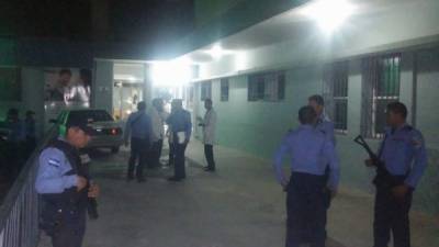 Elementos policiales en las afueras del centro médico.