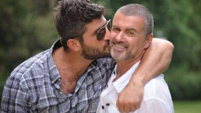Su último amor era el estilista libanes, Fadi Fawaz. Con el compartió sus últimos años y él fue quien lo encontró muerto en su residencia de Londres.