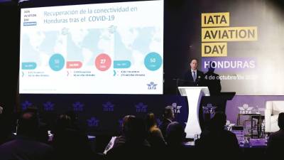 Peter Cerdá durante su discurso en el evento por el Día Nacional de la Aviación en Honduras.