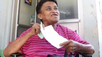 Antes de que su salud se deteriorara, doña Iris iba al Seguro con la esperanza de poder dializarse. Foto: Amílcar Izaguirre.