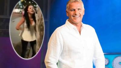 El actor Héctor Soberón se encontraba dentro de una camioneta cuando esta mujer lo atacó.