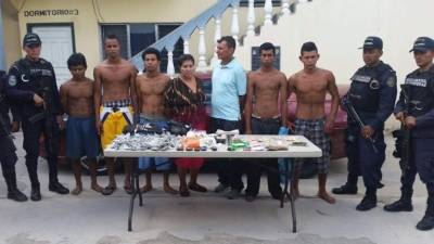 La droga fue encontrada en una mochila que estaban dentro de las casas allanadas.