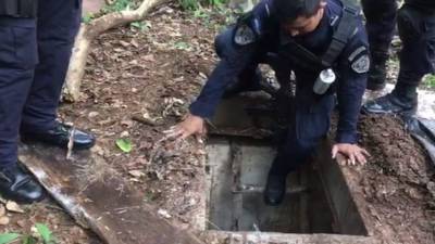 Los agentes ingresaron al búnker para inspeccionar lo que había dentro.