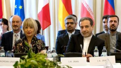 AFP / ALEX HALADA El viceministro iraní de Relaciones Exteriores, Abas Araghchi (dcha.)