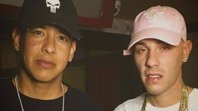 Kendo Kaponi (d) posa junto al reconocido cantante Daddy Yankee.// Foto Instagram Kendo Kaponi.