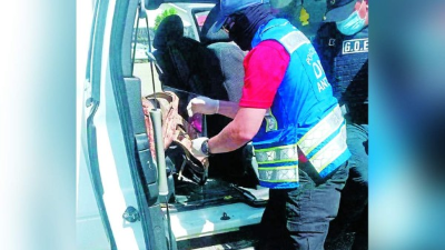 Agentes de la Policía inspeccionan el carro.