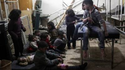 Varios niños heridos esperan a recibir tratamiento médico en un hospital de campaña , tras un ataque aéreo el pasado 4 de abril. EFE/Archivo