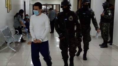 Goberto Alejandro Deras Deras mientras era trasladado al interior de los juzgados de San Pedro Sula.