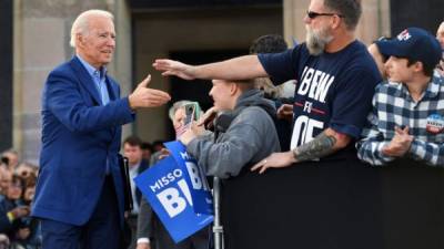 Joe Biden, candidato presidencial demócrata, saluda a sus partidarios cuando llega a un mitin de campaña en el Museo y Memorial de la Primera Guerra Mundial en Kansas City. Foto AFP