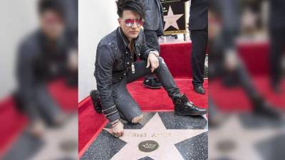 Criss Angel posa con su estrella en el Paseo de la Fama.