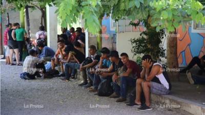 Grupo de migrantes recién llegando al albergue. Fotos: Andro Rodríguez