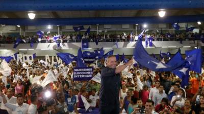Cientos de militantes se reunieron en el salón Los Laureles de la CCIC para recibir a Ricardo Álvarez. Foto: Gilberto Sierra