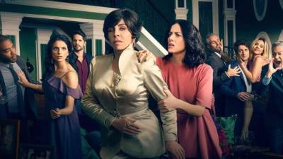 Verónica Castro (c) interpretó a la matriarca Virginia de la Mora en la serie de Netflix.